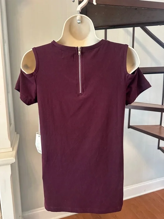NWT Glitz Cold-Shoulder Short Sleeve Tee in Plum - Picture 2 of 6